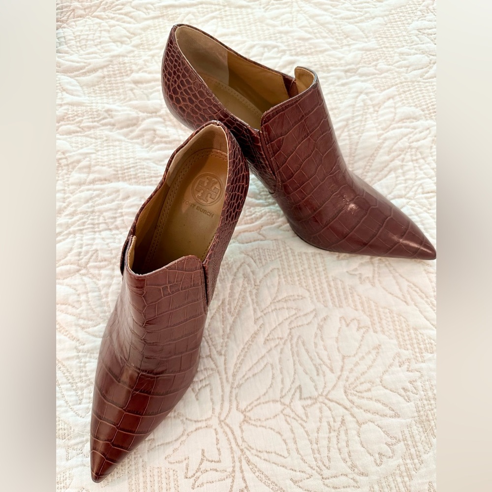 Tory Burch brown crocodile heels, size 9